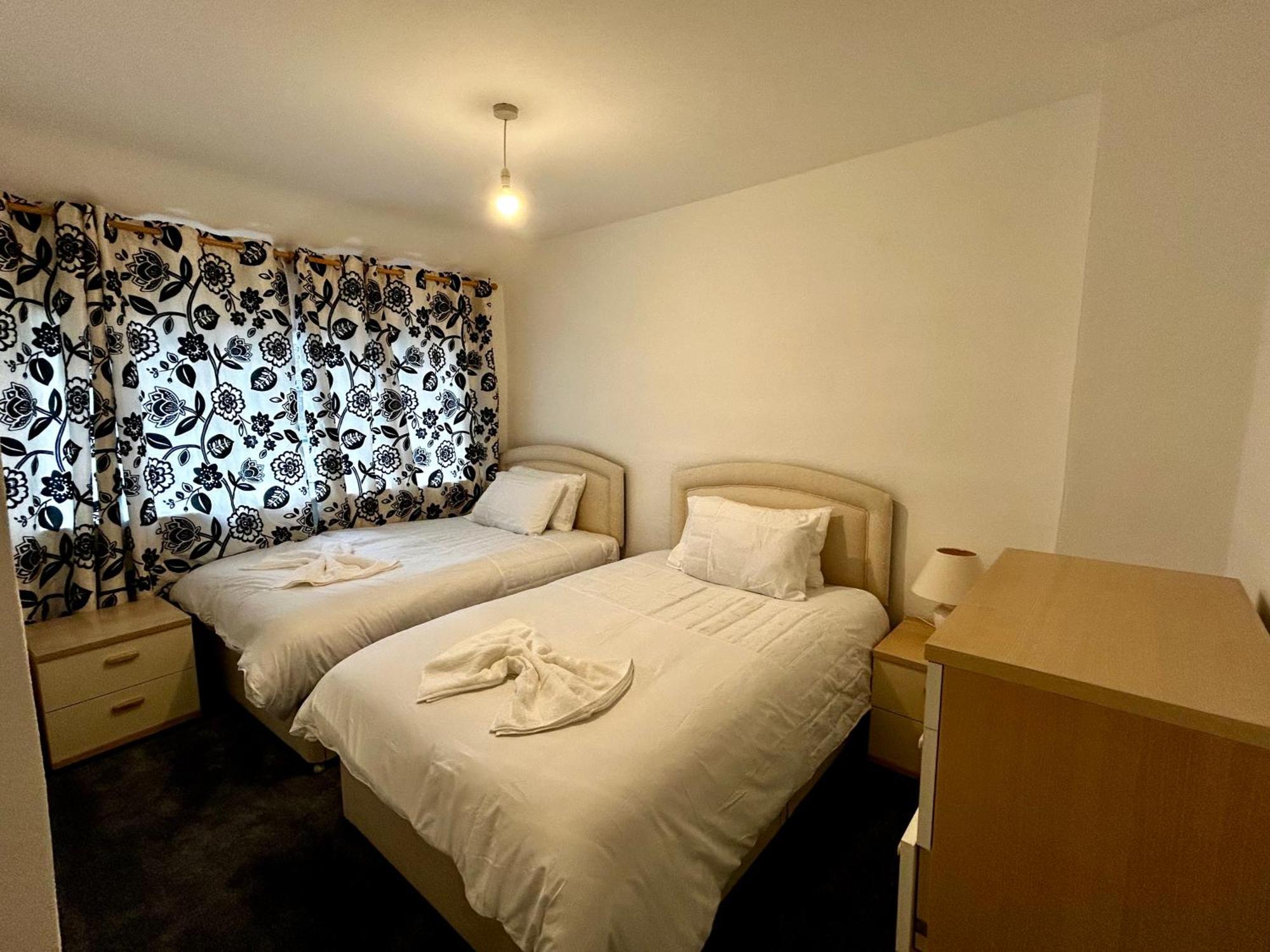 Family Home Near Cribbs Causeway And The Wave, Just 2 Minutes From Airbus And Rolls Royce Bristol Exterior foto